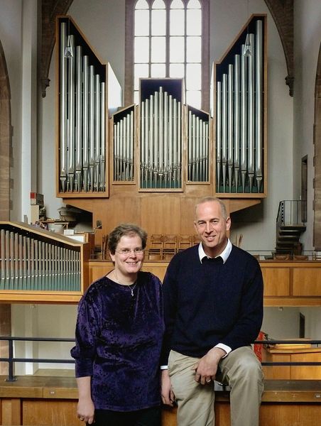 Eva-Magdalena und Peter Ammer vor ihrer Orgel in Nagold